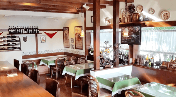 お客様が記念撮影するレストランのタイルの看板 - タイル工房コルメーナ
